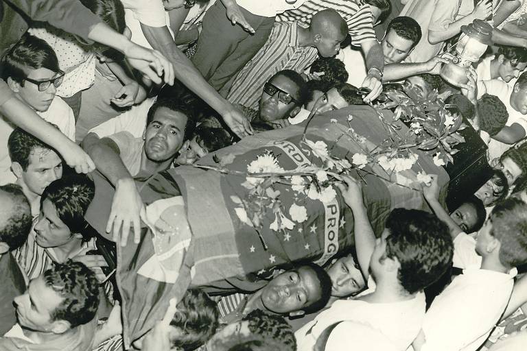 Enterro do estudante Edson Luís, assassinado em 1968 durante confronto entre a PM e estudantes no Rio de Janeiro