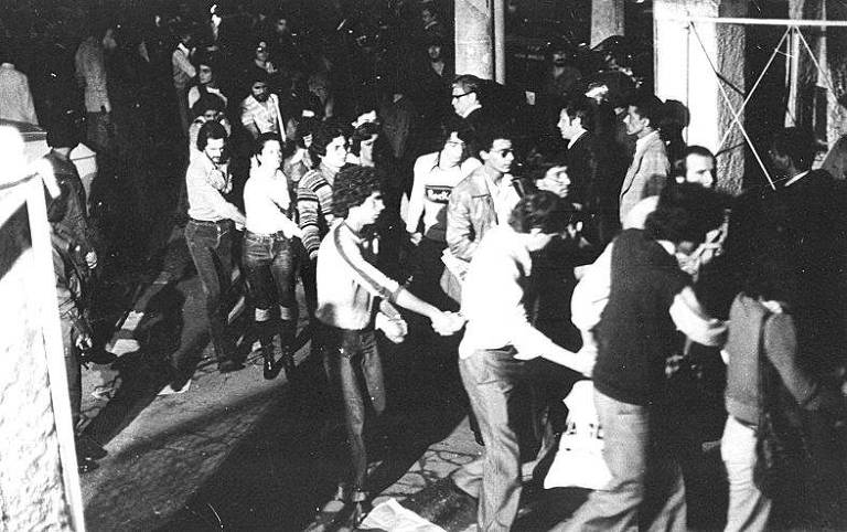 Cerca de 2.000 estudantes participaram de um ato público em frente ao Tuca, o teatro da PUC-SP, em 22 de Setembro de 1977 quando foram interrompidos por 3.000 policiais, militares e civis, apoiados por carros blindados. A ação policial resultou na detenção de 854 pessoas, das quais 92 foram fichadas no Deops (Departamento de Ordem Política e Social) e 42 acabaram sendo processadas com base na Lei de Segurança Nacional, acusadas de subversão