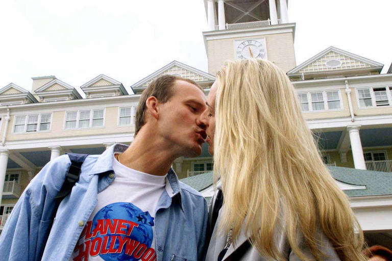 Imagem ilustrativa: goleiro Taffarel beija sua mulher, Andrea