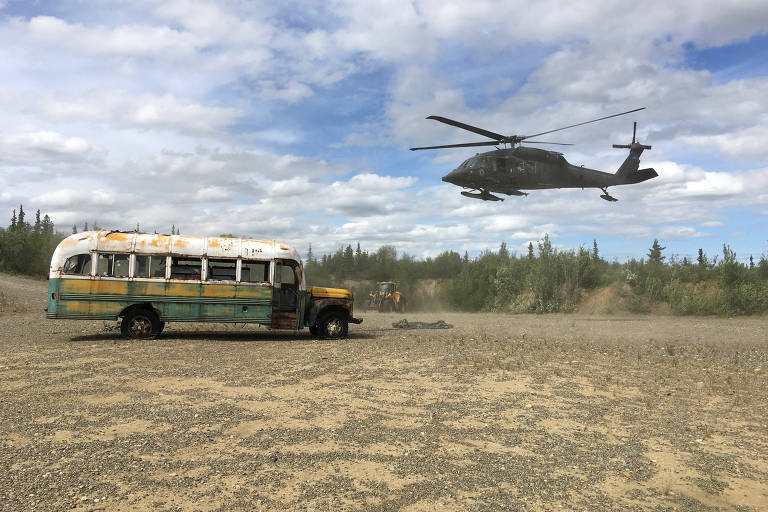 Helicóptero da Guarda Nacional do Exército do Alasca remove o ônibus famoso pelo livro e filme "Na Natureza Selvagem"