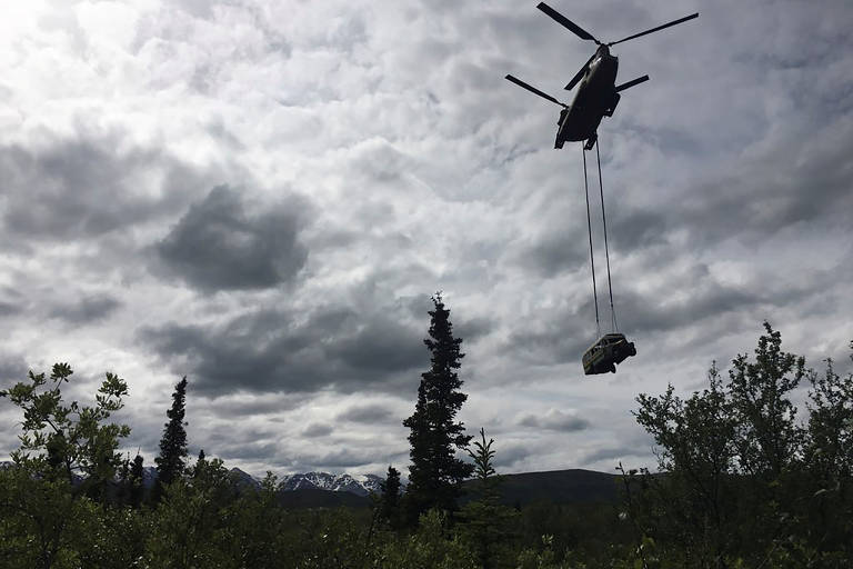 Helicóptero da Guarda Nacional do Exército do Alasca remove o ônibus famoso pelo livro e filme "Na Natureza Selvagem"