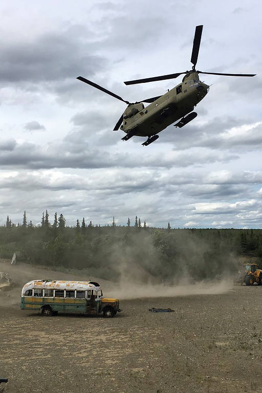 Helicóptero da Guarda Nacional do Exército do Alasca remove o ônibus famoso pelo livro e filme "Na Natureza Selvagem"
