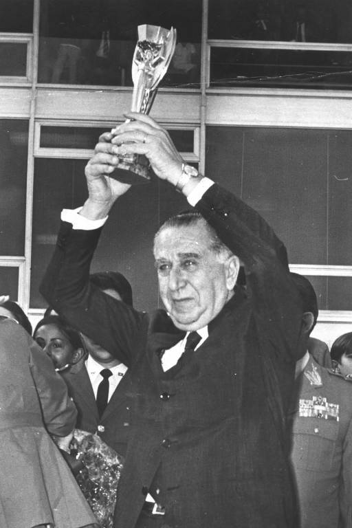 Em Brasília, Emílio Garrastazu Médici exibe a taça Jules Rimet, conquistada pela seleção brasileira de futebol, no dia 23 de junho de 1970