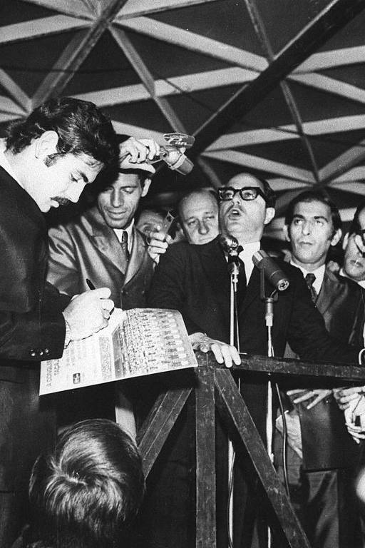 Os jogadores Rivelino e Carlos Alberto Torres ao lado do então prefeito Paulo Maluf recebem fusca da Prefeitura de São Paulo, em 1970, por terem ganho a Copa do Mundo