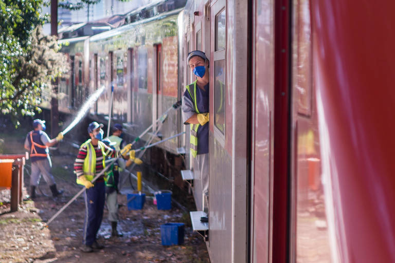 Funcionários da CPTM higienizam trens para evitar contaminação pelo coronavírus; veja fotos de hoje
