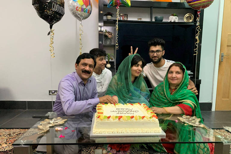 Malala Yousafzai (no centro) comemora com sua família sua graduação na universidade de Oxford 