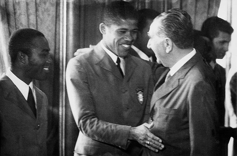 O jogador Dadá Maravilha (ao centro.) da seleção brasileira cumprimenta o presidente da República, Emílio Garrastazu Médici, após o Brasil conquistar a Copa do Mundo de 1970