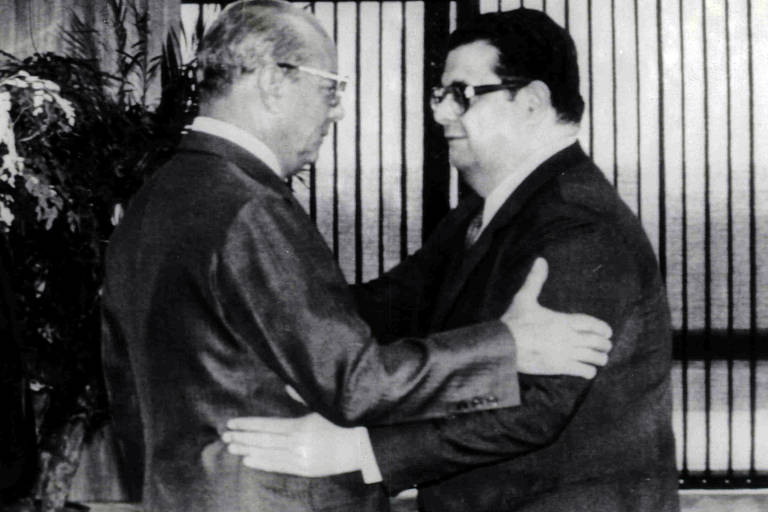Delfim Netto, um dos acusados no escândalo Coroa Brastel, cumprimenta o presidente da república João Baptista de Oliveira Figueiredo, em 1984
