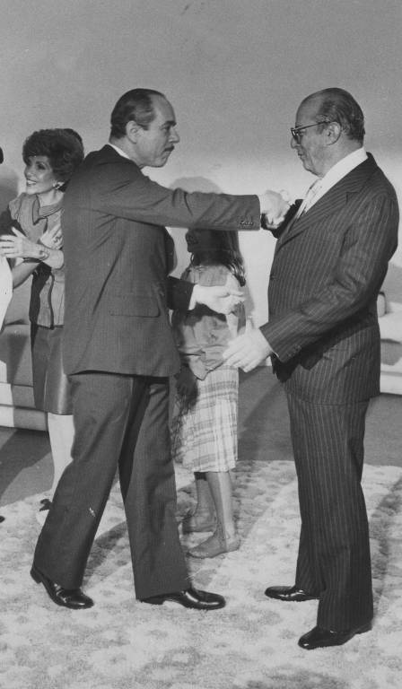 O ministro da Fazenda Ernane Galveas, um dos acusados no escândalo Coroa Brastel, cumprimenta o presidente da República João Baptista Figueiredo, em 1983
