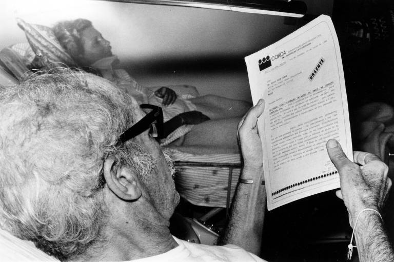 O empresário Assis Paim Cunha lendo documento sobre a liquidação extrajudicial da empresa Coroa