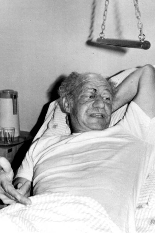 O empresário Assis Paim Cunha em clínica particular, onde se recupera de um acidente automobilístico, no Rio de Janeiro. O empresário é um dos envolvidos no escândalo Coroa-Brastel