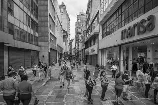 Reabertura gradual do comercio em Sao Paulo.  Lojas abertas e tambem fechadas na rua Direita, no Centro,   no primeiro dia de reabertura do comercio em SP