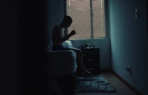 Cena do curta-metragem 'La Peste del Insomnio' (a peste da insônia), em que atores leem trechos do livro 'Cem Anos de Solidão', de Gabriel García Márquez