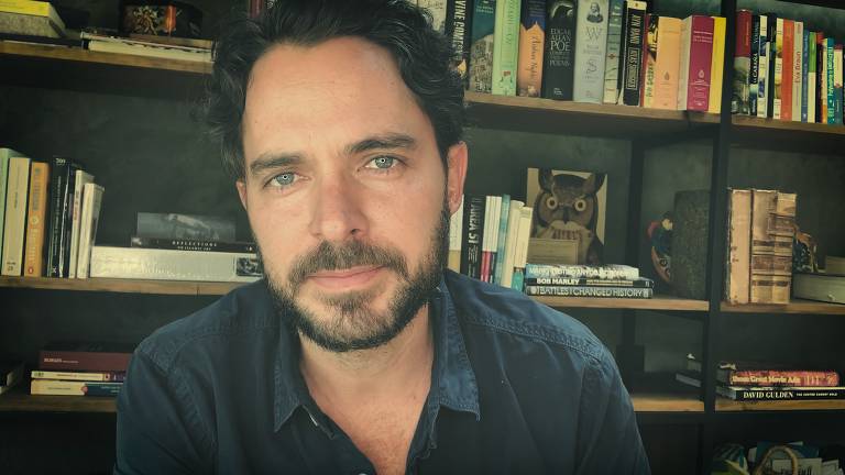 O ator Manolo Cardona em cena do curta-metragem 'La Peste del Insomnio' (a peste da insônia), em que atores leem trechos do livro 'Cem Anos de Solidão', de Gabriel García Márquez