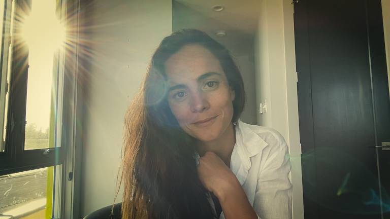 A atriz Alice Braga em cena do curta-metragem 'La Peste del Insomnio' (a peste da insônia), em que atores leem trechos do livro 'Cem Anos de Solidão', de Gabriel García Márquez