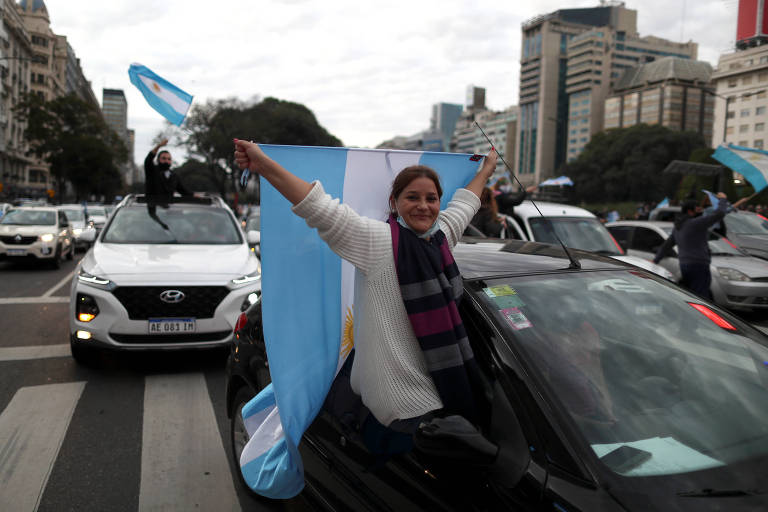 Manifestante carrega bandeira argentina em protesto contra a quarentena imposta contra a pandemia do novo coronavírus em Buenos Aires