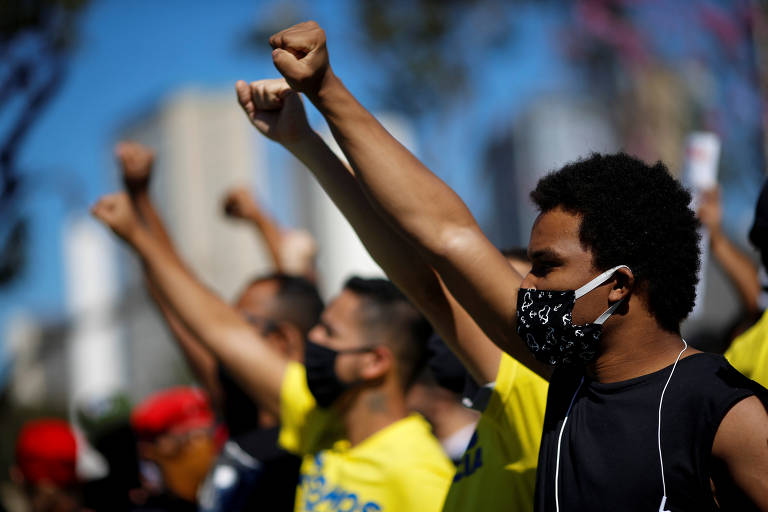 Manifestantes contra Bolsonaro erguem os punhos durante ato em Brasília