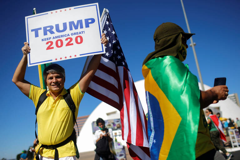 Manifestantes a favor de Jair Bolsonaro também carregavam bandeiras dos EUA e placas a favor da reeleição de Donald Trump