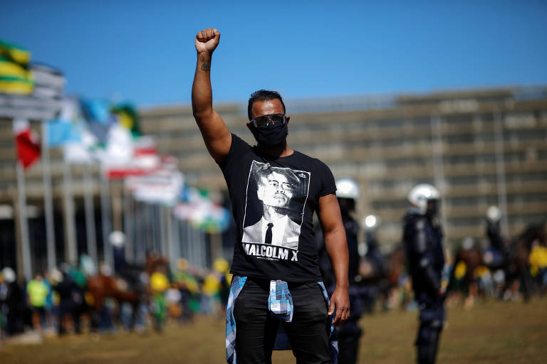 Manifestante contrário a Bolsonaro usa camisa de Malcom X, figura central do movimento negro norte-americano
