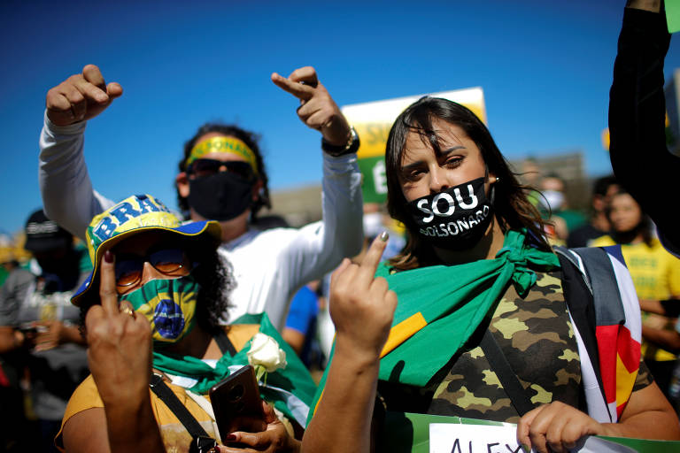 Manifestantes a favor de Bolsonaro durante ato em Brasília