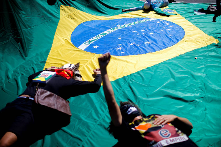 Manifestantes contra Bolsonaro durante ato que também tinha faixas contra o fascismo e o racismo