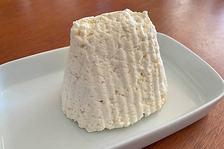 Um pedaço de queijo branco feito no coador de café