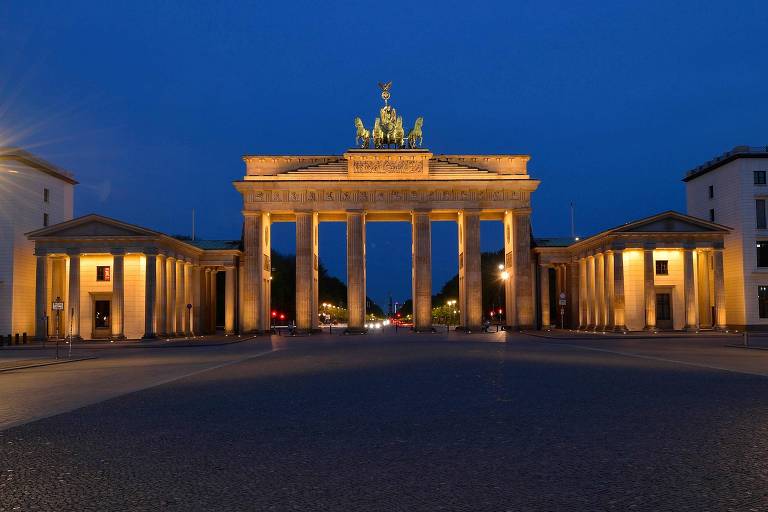 Os Portão de Brandemburgo no centro de Berlim; caso aconteceu na parte Ocidental da cidade 