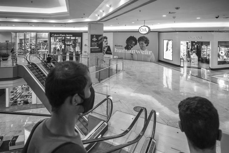 Movimento de consumidores no Shopping Eldorado no primeiro dia da reabertura dos shoppings