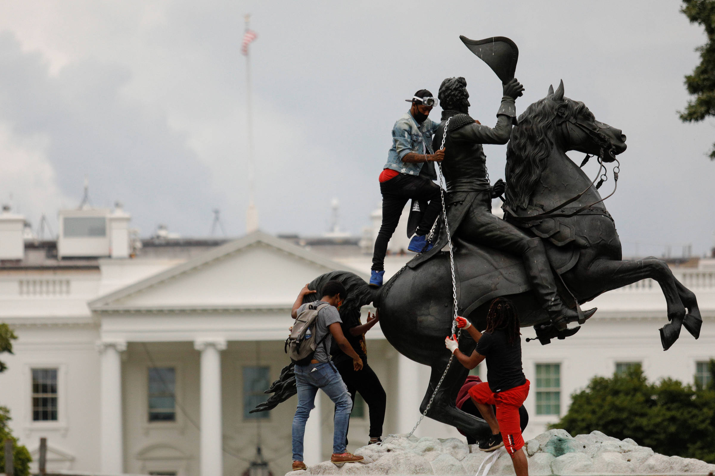 Foto Uma estátua de um homem em um cavalo na frente de uma