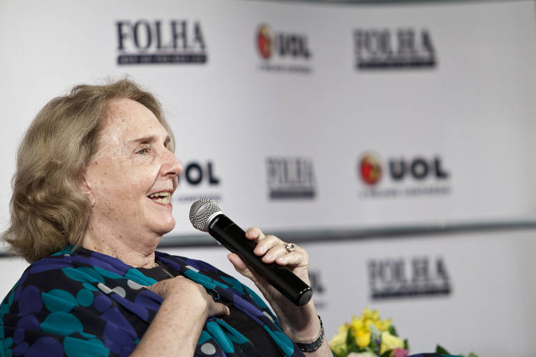 A escritora Lya Luft participa de sabatina da Folha de S.Paulo, em São Paulo, 28 de novembro de 2012