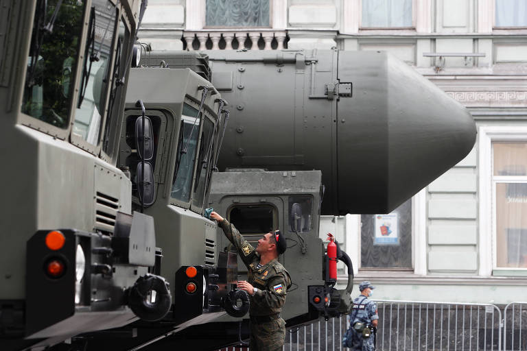 Soldado limpa veículo lançador de míssil balístico intercontinental em ensaio para desfile militar que vai celebrar os 75 anos da vitória na Segunda Guerra Mundial, na quarta (24) em Moscou