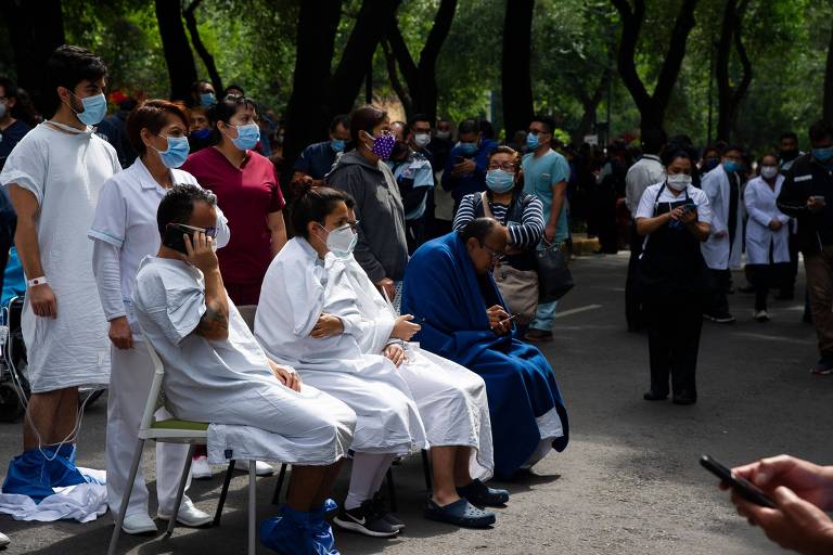 Pacientes e funcionários de uma clínica na Cidade do México aguardam na rua após o tremor 