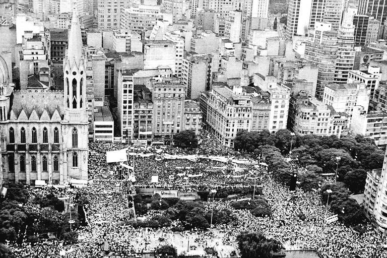 Primeiro comício das Diretas Já na praça da Sé, no centro de São Paulo, que reuniu mais de 300 mil pessoas