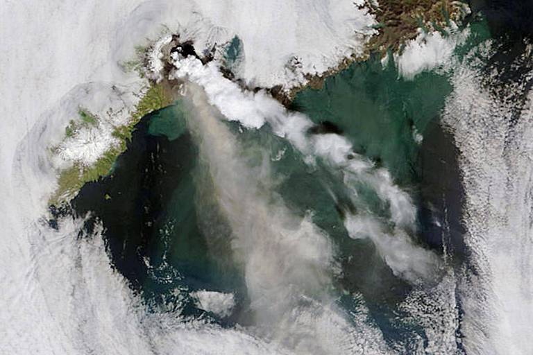 Imagem de satélite do vulcão Okmok, no Alasca, expelindo fumaça em 2008