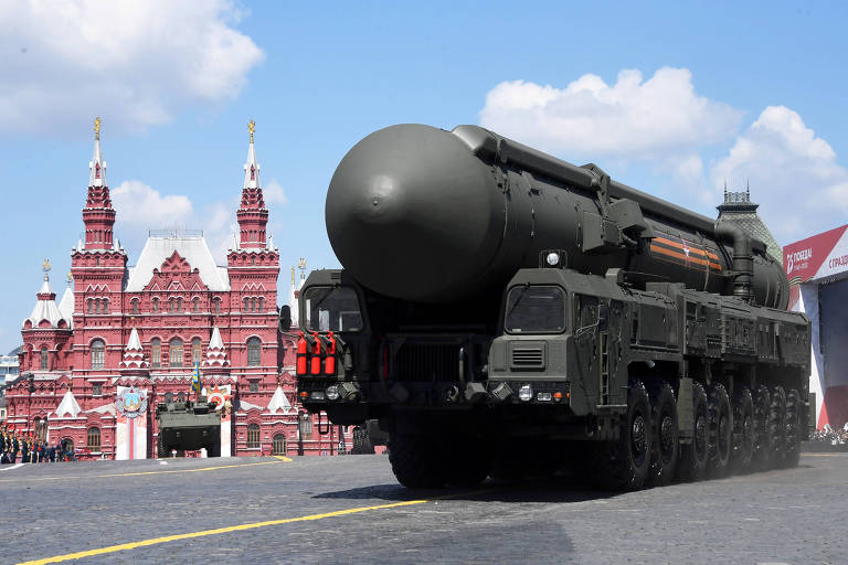 Lançador do míssil balístico intercontinental RS-24 Iars participa do desfile em Moscou