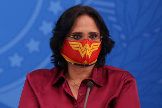 Damares Alves usa máscara com símbolo da Mulher Maravilha