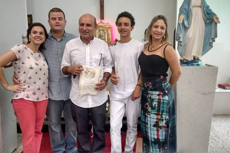 Fabrício Queiroz ao lado da família 