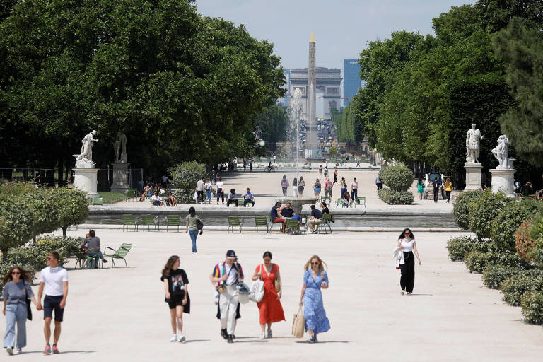 Pessoas caminham pelo Jardim das Tulherias, em Paris, reaberto depois da pandemia
