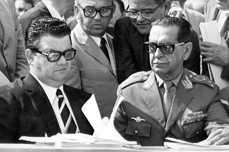 A imagem em preto e branco mostra Antonio Delfim Netto, ministro da Fazenda do governo Costa e Silva, e o general Augusto José Presgrave (II Exército). 