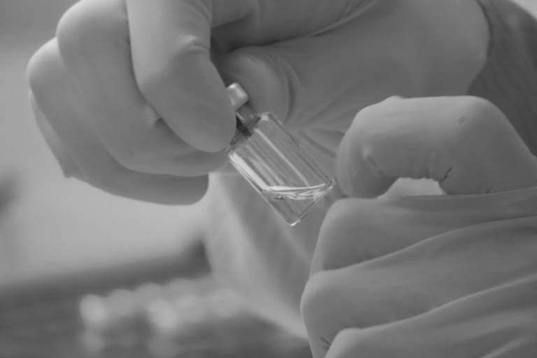 Cientista no Centro de Biomanufatura Clínica em Oxford, que tem estudo de vacina para coronavírus