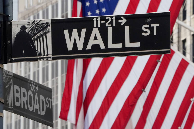 Placa sinaliza Wall Street na cidade de Nova York