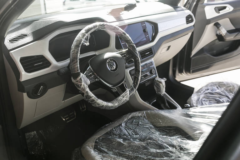 Imagem mostra interior de um carro