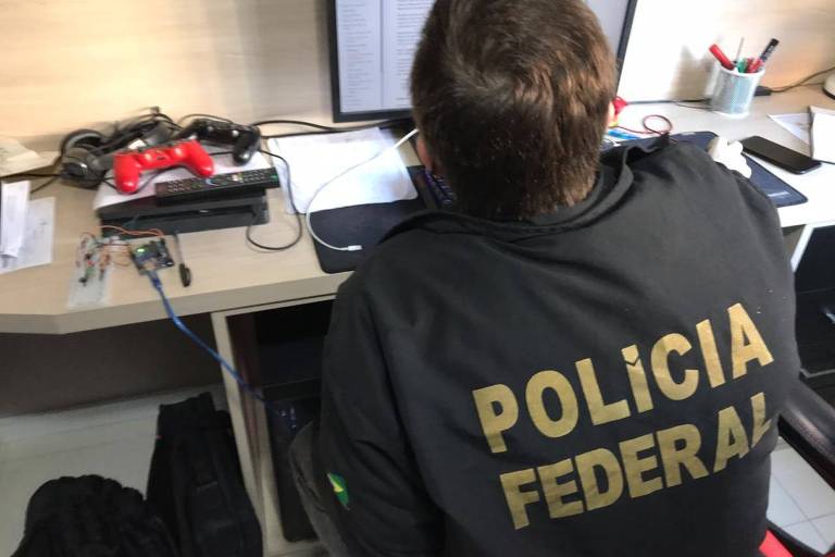 PF faz operação contra hackers que acessaram dados pessoais de Bolsonaro