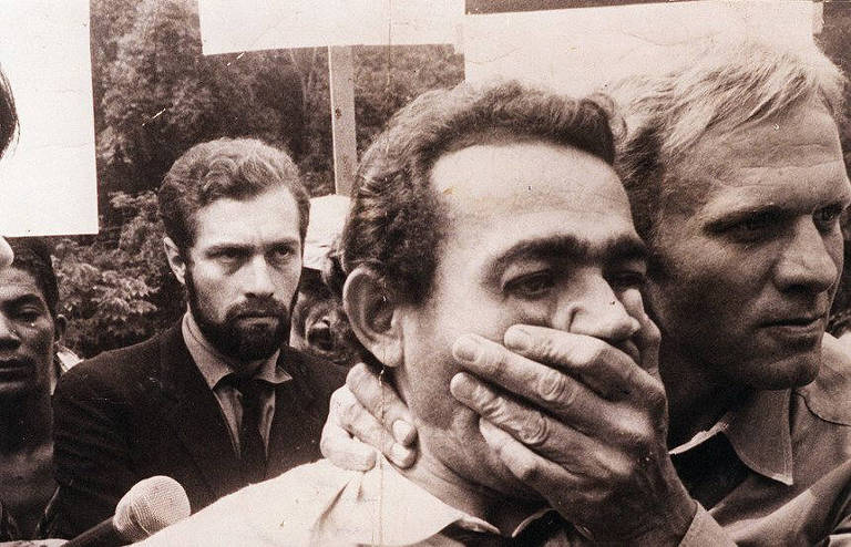 O ator Jardel Filho [dir] em cena do filme brasileiro "Terra em Transe" (1967) do cineasta Glauber Rocha