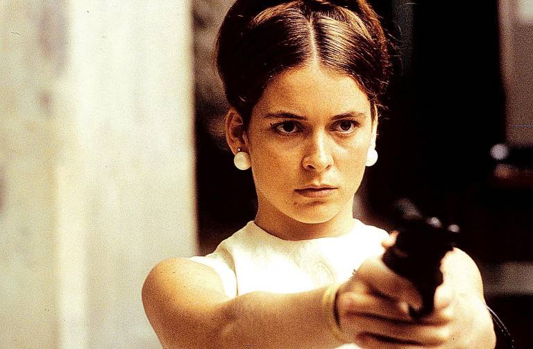 Atriz Cláudia Abreu em cena do filme "O Que é Isso Companheiro?" (1997), dirigido por Bruno Barreto