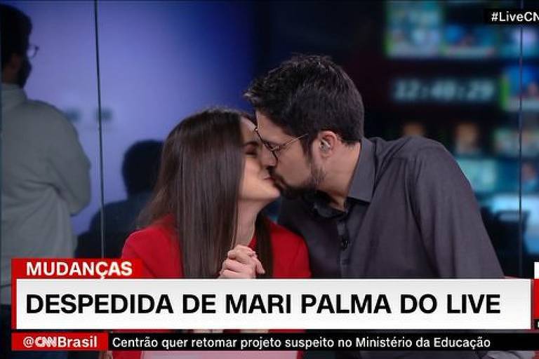 Mari Palma e Phelipe Siani se beijam na despedida dela do "Live CNN Brasil"