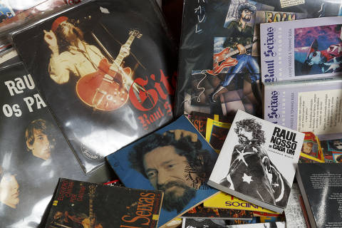SAO PAULO, SP, BRASIL.25.06.2020 - A professora Gabriela Mousse é fã de Raul Seixas. Ela é colecionadora de livro e discos do cantor além de apresentar o programa 