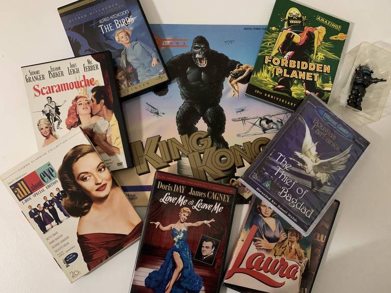 Cartaz de King Kong e DVDs de Os Pássaros, Scaramouche, A Malvada, Ama-me ou Esquece-me, Laura, O Ladrão de Bagdá e Planeta Proibido