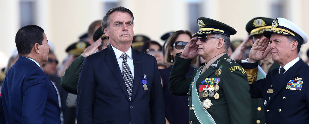 Jair Bolsonaro cercado de militares