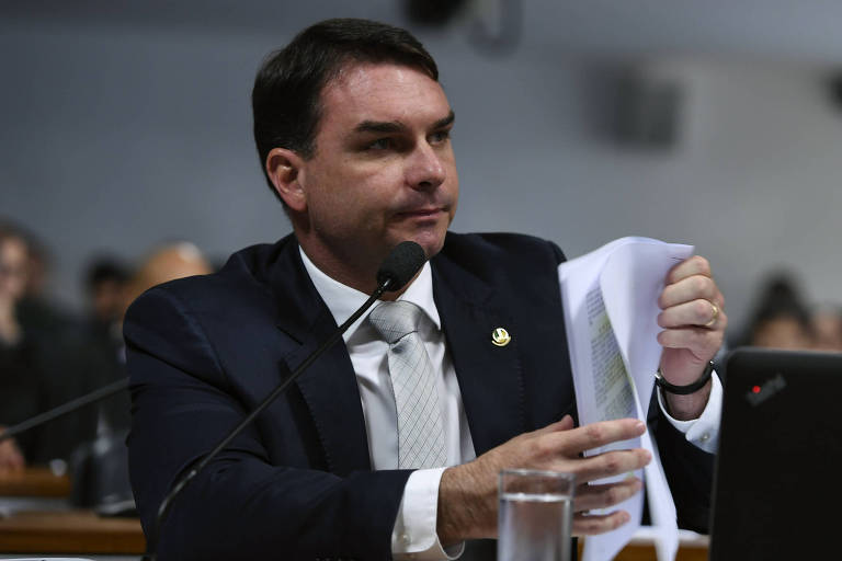 Ministério Público estuda denunciar Flávio Bolsonaro já na próxima semana pelo escândalo da rachadinha
